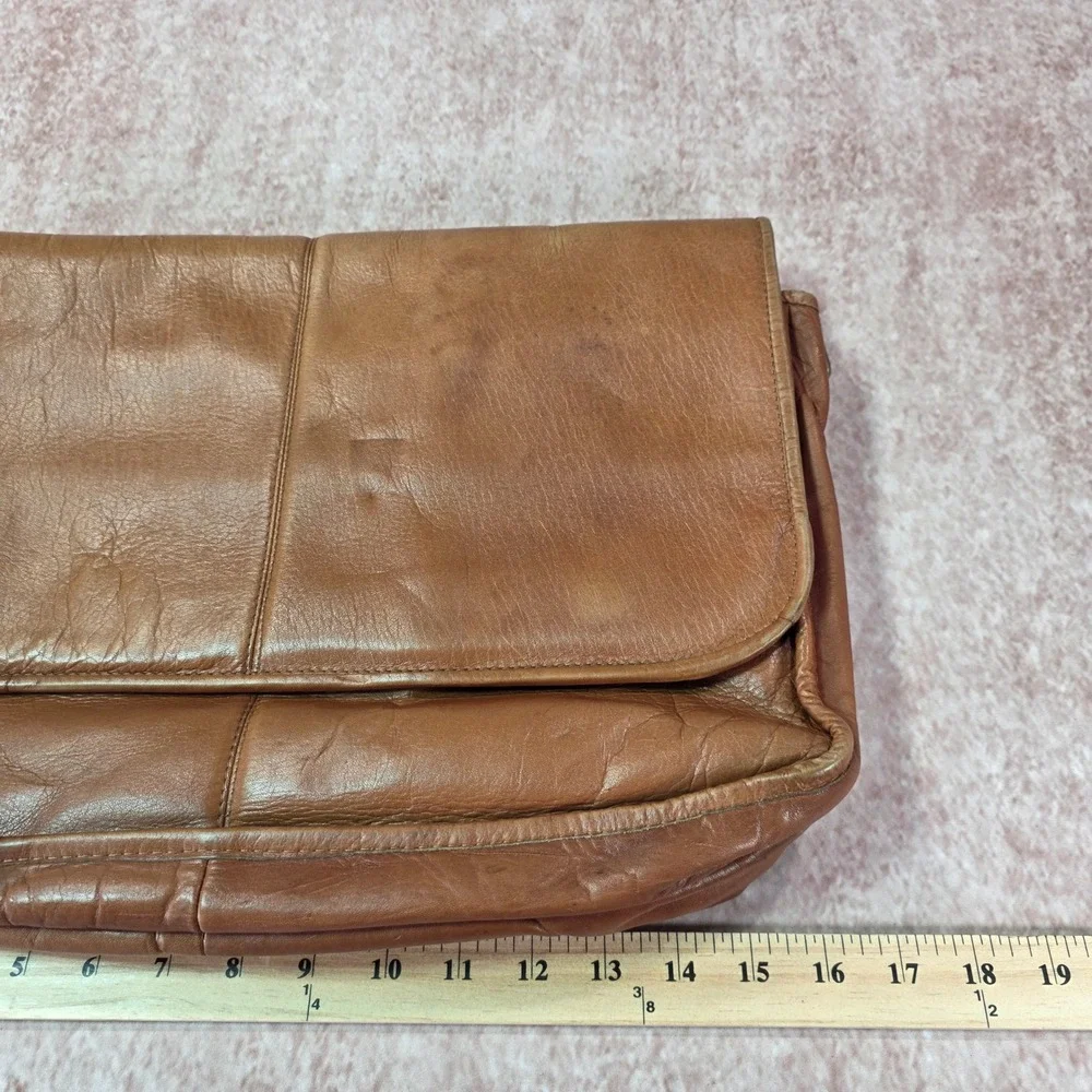 Vintage Wilsons Tan Leather Messenger Bag Flap Crossbody Adjustable Strap